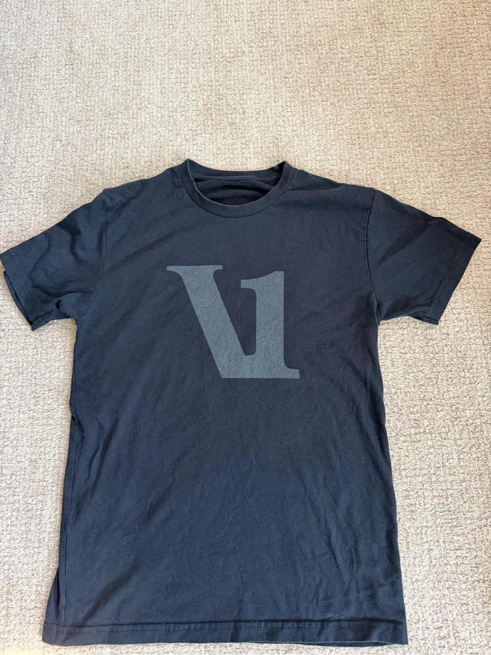 Vuori Men’s V1 Logo Tee Black Short Sleeve T-Shirt Size Small